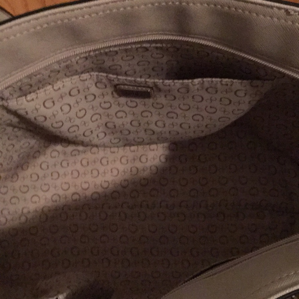 GUESS tote - Picture 2 of 7